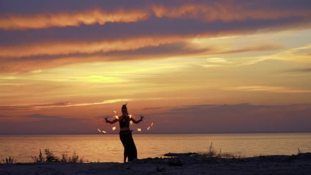 La femme joue avec le feu près de la rivière — Video