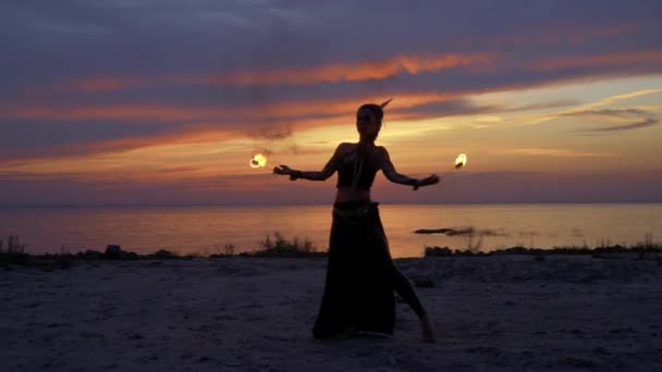 Дикий вигляд леді танцює на заході сонця — стокове відео