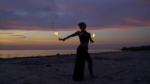 Mujer de aspecto salvaje está bailando en el atardecer — Vídeos de Stock