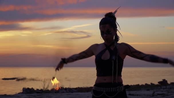 Selvagem olhando senhora está dançando no pôr do sol — Vídeo de Stock