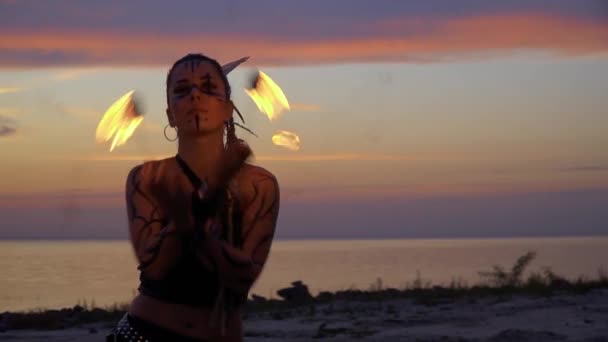 Vahşi görünümlü Bayan günbatımı üzerinde dans ediyor — Stok video