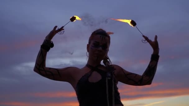 Wild aussehende Dame tanzt auf dem Sonnenuntergang — Stockvideo