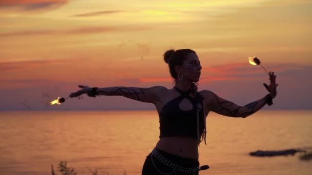 Mujer de aspecto salvaje está bailando en el atardecer — Vídeos de Stock
