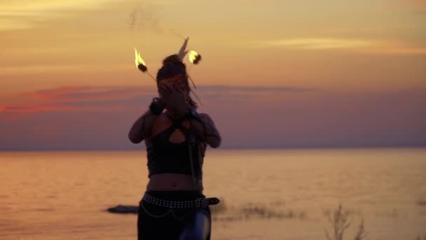 Άγρια αναζητούν κυρία χορεύει για το ηλιοβασίλεμα — Αρχείο Βίντεο