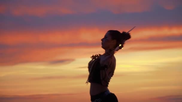 Divoké vypadající dáma se tančí na západ slunce — Stock video