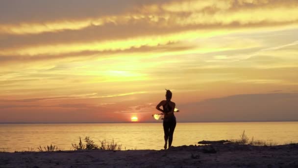 Femme sauvage regarde danse sur le coucher du soleil — Video