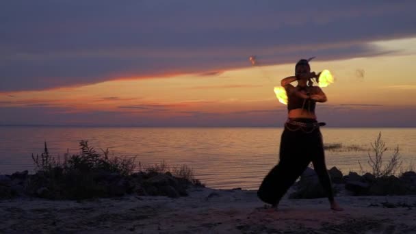 Frau am Fluss tanzt mit Feuerschalen — Stockvideo