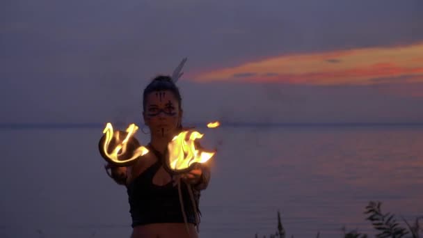 Kobieta w pobliżu rzeki jest taniec z ogniem miski — Wideo stockowe