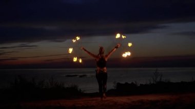 Güzel kadın ateş hayranları ile etrafında dönüyor