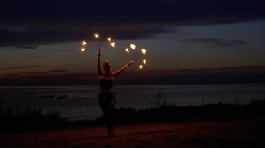 Güzel kadın ateş hayranları ile etrafında dönüyor