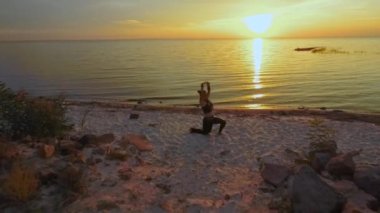 Güzel Bayan dansları suya yakın Sunset'teki