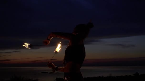 Όμορφη γυναίκα χορεύει με φωτιά κοντά στον ποταμό στη νύχτα — Αρχείο Βίντεο