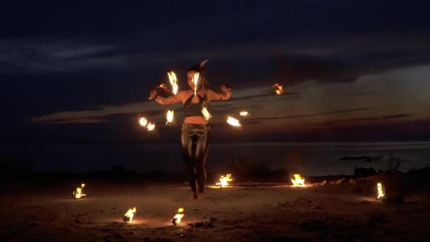 Hermosa mujer hace rendimiento con fuego en la noche — Vídeo de stock