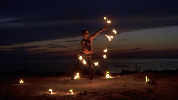 Mooie vrouw doet performance met brand in de nacht — Stockvideo