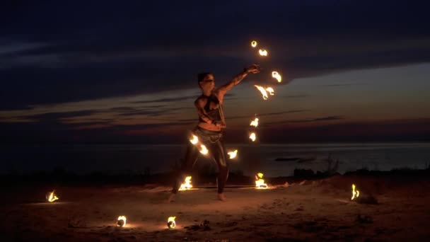 Beautiful woman does performance with fire at night — Stock Video