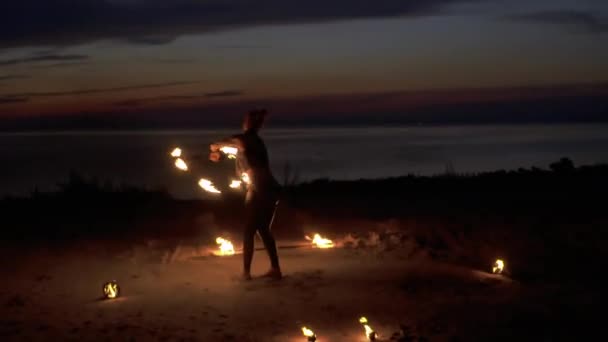 Mulher bonita faz desempenho com fogo à noite — Vídeo de Stock