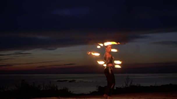 Tribal woman is spinning around with fire fans — Stock Video