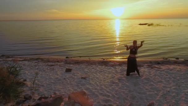 Kobieta Stroju Plemiennym Tańczy Się Pobliżu Rzeki Pani Dzikich Plemiennych — Wideo stockowe