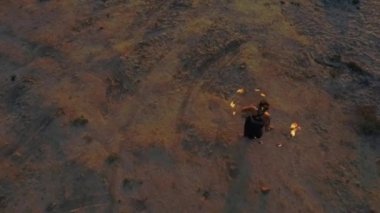 Kadın yanan ateş topları ile etrafında dönüyor