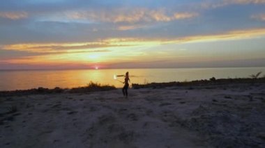 Güzel kadın yanan sopa boyundan büyük döner.