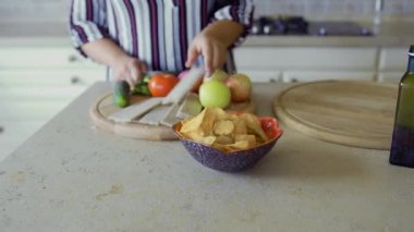 Tombul kız mutfakta yemek