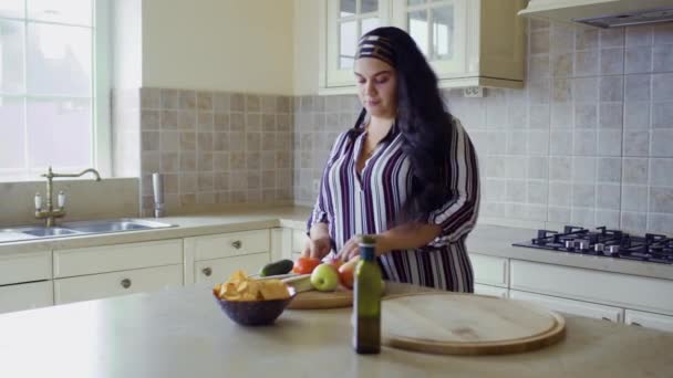Menina gorda está cozinhando na cozinha — Vídeo de Stock