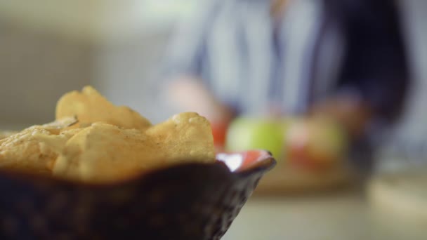 Placa com batatas fritas em primeiro plano — Vídeo de Stock