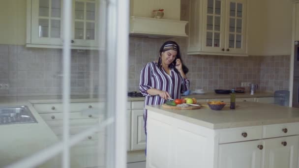 Tombul kız mutfakta yemek — Stok video