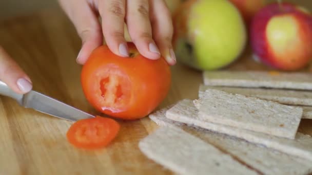 Руки режут помидор. . — стоковое видео