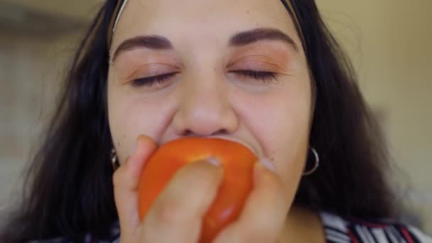 Λίπος κορίτσι τρώει — Αρχείο Βίντεο