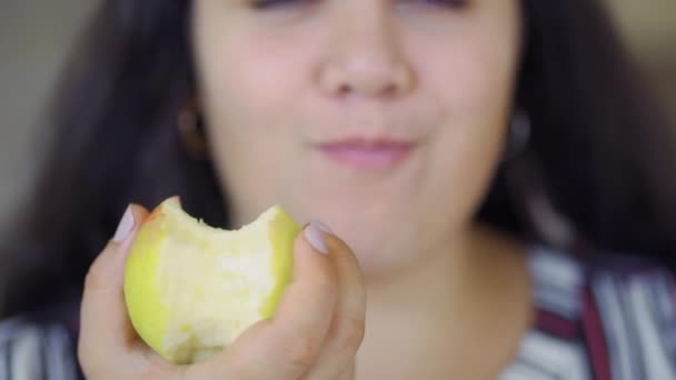 Fat girl is eating — Stock Video