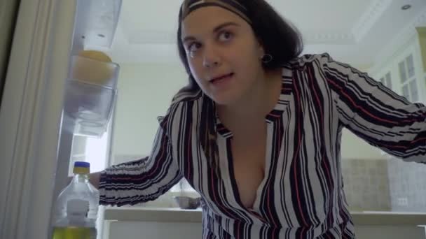 Het Vet Meisje Opent Koelkast Een Bbw Met Donker Haar — Stockvideo