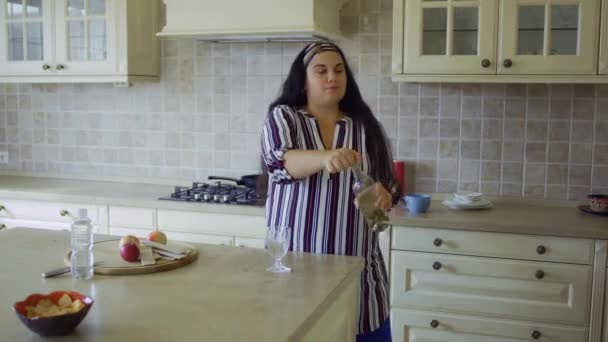 Толстая девушка на кухне . — стоковое видео