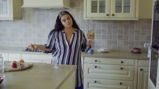 Λίπος κορίτσι στην κουζίνα. — Αρχείο Βίντεο