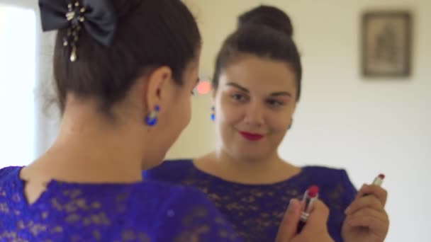 Fat girl peint ses lèvres devant un miroir — Video