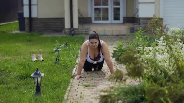 A menina gorda está fazendo exercícios — Vídeo de Stock