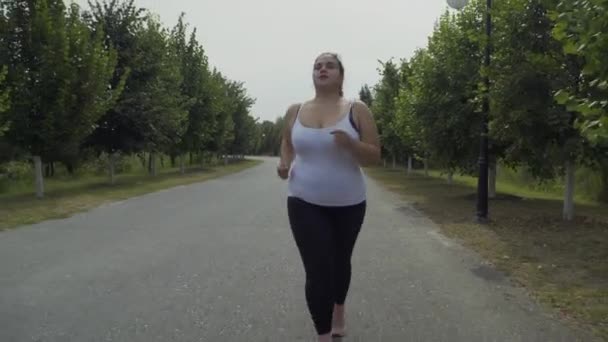 Kövér lány fut végig az úton