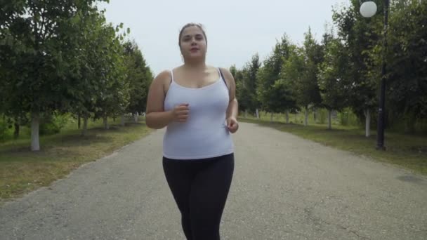 Gordura menina corre ao longo o estrada — Vídeo de Stock