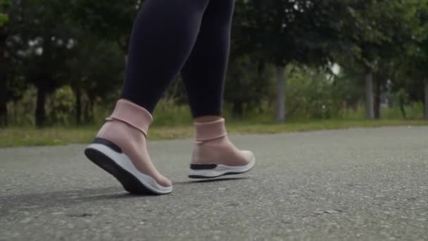 Benen lopen langs de weg — Stockvideo