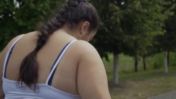 Gordura menina corre ao longo o estrada — Vídeo de Stock