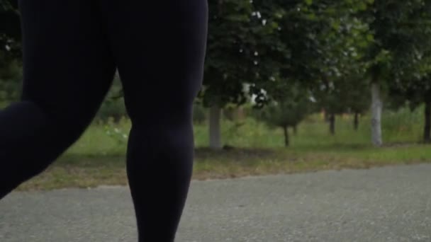 Gordura menina corre ao longo o estrada — Vídeo de Stock