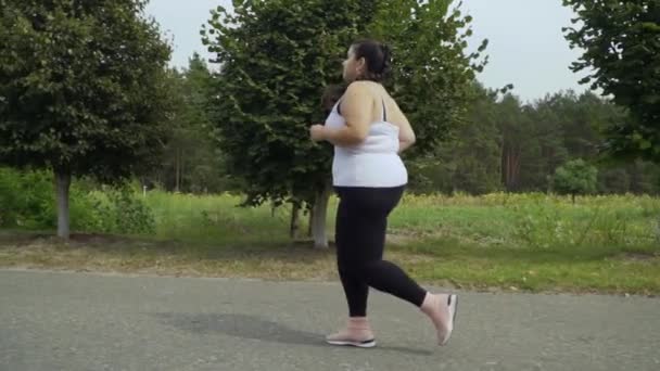 Fat girl runs along the road — Stock Video