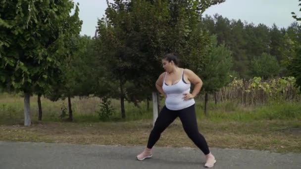 Gorda chica corre a lo largo del camino — Vídeo de stock
