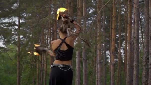 Kvinna i skogen dansar med elden skålar — Stockvideo