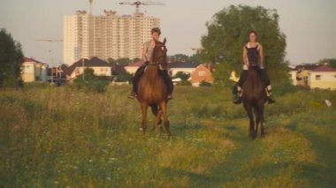 İki kız ata binmek