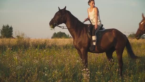 Zwei Mädchen reiten Pferde — Stockvideo