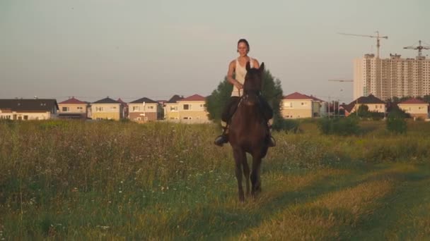 Menina está montando um cavalo — Vídeo de Stock