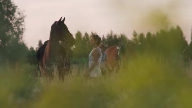 Atları sahada iki genç kızla