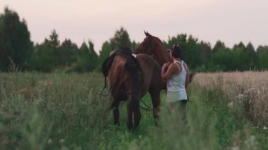 Atları sahada iki genç kızla