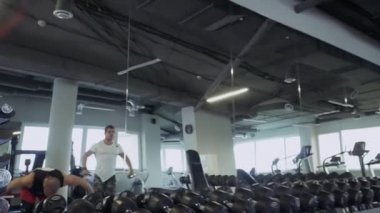 İki güçlü adam jimnastik egzersizleri yapıyor